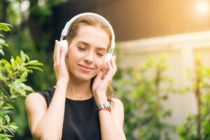 women hearing songs lifestyle